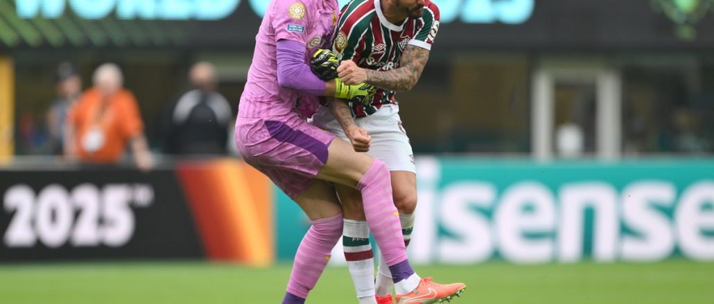 Duro choque entre Gregor Kobel y Everaldo en el Mundial de Clubes Gregor Kobel asustó a todo Borussia Dortmund tras el choque con Everaldo, delantero del Fluminense