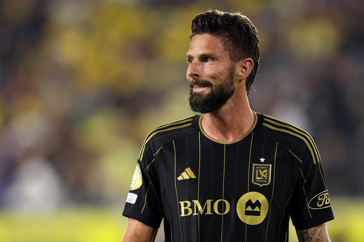 Por falta de camiseta para Giroud se demoró el segundo tiempo de Chelsea y Los Angeles