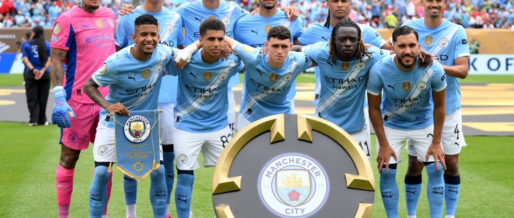 Posa Manchester City antes de jugar contra Wydad Casablanca Manchester City estrenó nueva camiseta con un innovador diseño de Puma