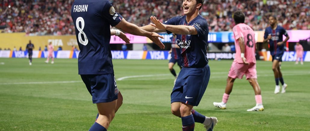 PSG no tuvo rival en el Inter Miami de Messi y avanzó a cuartos del Mundial de Clubes PSG eliminó al Inter Miami de Messi con clara superioridad y está entre los ocho mejores del Mundial de Clubes 2025. El equipo parisino hizo un primer tiempo donde controló cada aspecto del juego, y terminó quedándose corto en el 4-0 parcial. Ahora espera por Flamengo o Bayern Múnich en cuartos. Paliza de PSG en la primera mitad Paris Saint-Germain dominó de principio a fin y en apenas cinco minutos marcó la apertura con João Neves cabeceando al 1-0. El equipo de Luis Enrique marcó el pulso del partido y tras perder varias chances convirtió el segundo con el propio Neves recibiendo de Fabián Ruíz. El cierre de la primera mitad tuvo una ráfaga de goles, con Tomás Avilés marcando en propia puerta y Achraf Hakimi sentenciando al 4-0. PSG eliminó al Inter Miami de Messi con clara superioridad y un complemento de adorno La segunda mitad fue casi protocolar, con PSG disminuyendo claramente la intensidad y administrando cargas, presumiblemente pensando en lo que viene. Inter Miami se esforzó duro para intentar el descuento y se acercó al mismo en un par de situaciones, destacando el cabezazo de Lionel Messi que Donnarumma sacó con esfuerzo. El 4-0 fue final, el campeón de Europa sigue su marcha en el Mundial de Clubes, dejando en el camino a Messi y su Inter Miami, uno de los más competitivos de CONCACAF que mostró el torneo.