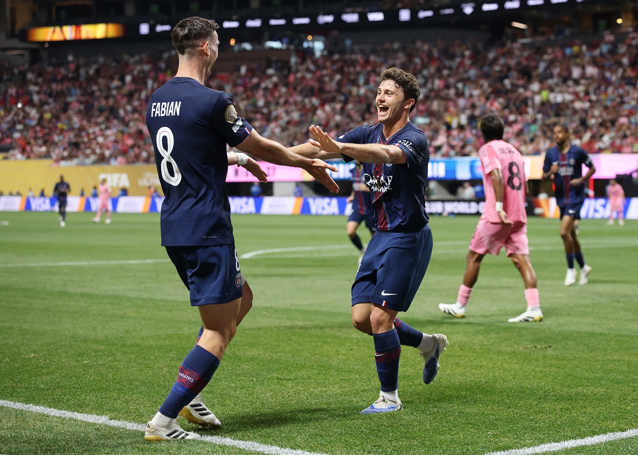 PSG no tuvo rival en el Inter Miami de Messi y avanzó a cuartos del Mundial de Clubes PSG eliminó al Inter Miami de Messi con clara superioridad y está entre los ocho mejores del Mundial de Clubes 2025. El equipo parisino hizo un primer tiempo donde controló cada aspecto del juego, y terminó quedándose corto en el 4-0 parcial. Ahora espera por Flamengo o Bayern Múnich en cuartos. Paliza de PSG en la primera mitad Paris Saint-Germain dominó de principio a fin y en apenas cinco minutos marcó la apertura con João Neves cabeceando al 1-0. El equipo de Luis Enrique marcó el pulso del partido y tras perder varias chances convirtió el segundo con el propio Neves recibiendo de Fabián Ruíz. El cierre de la primera mitad tuvo una ráfaga de goles, con Tomás Avilés marcando en propia puerta y Achraf Hakimi sentenciando al 4-0. PSG eliminó al Inter Miami de Messi con clara superioridad y un complemento de adorno La segunda mitad fue casi protocolar, con PSG disminuyendo claramente la intensidad y administrando cargas, presumiblemente pensando en lo que viene. Inter Miami se esforzó duro para intentar el descuento y se acercó al mismo en un par de situaciones, destacando el cabezazo de Lionel Messi que Donnarumma sacó con esfuerzo. El 4-0 fue final, el campeón de Europa sigue su marcha en el Mundial de Clubes, dejando en el camino a Messi y su Inter Miami, uno de los más competitivos de CONCACAF que mostró el torneo.
