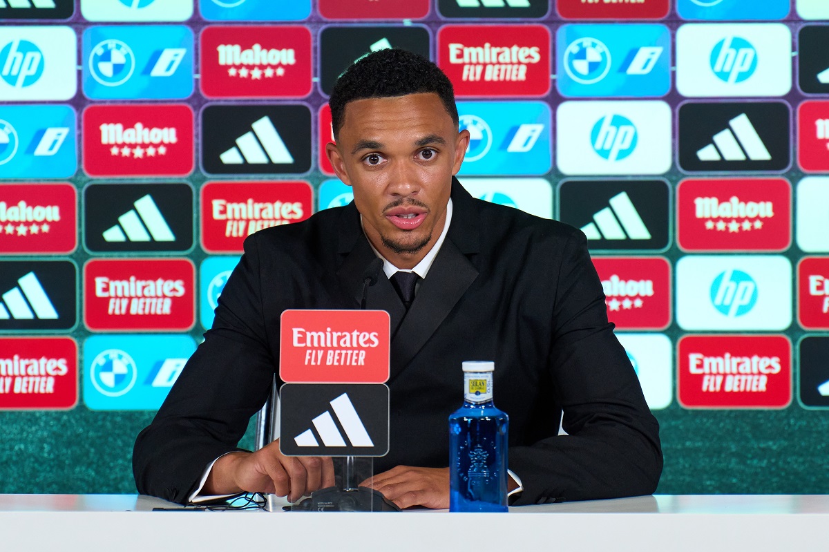 Trent Alexander Arnold y la firma con el Real Madrid.