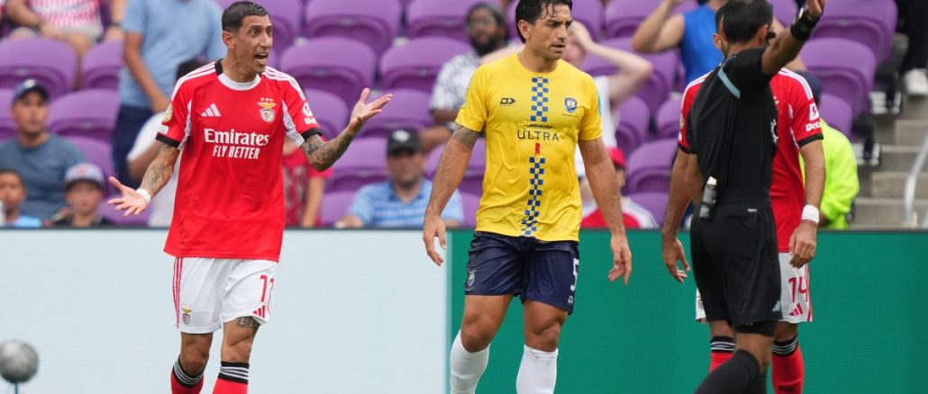 Di María en Benfica vs Auckland Di María le dio paz a Benfica marcando el 1-0 parcial