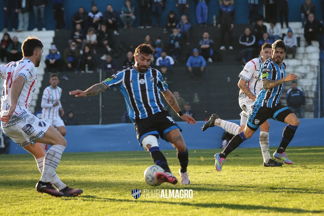 Almagro y Alvarado empataron en un aburrido encuentro