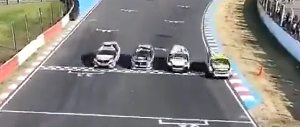 Inolvidable la definición de este domingo en el Turismo Pista con cuatro pilotos cruzando la línea al mismo tiempo