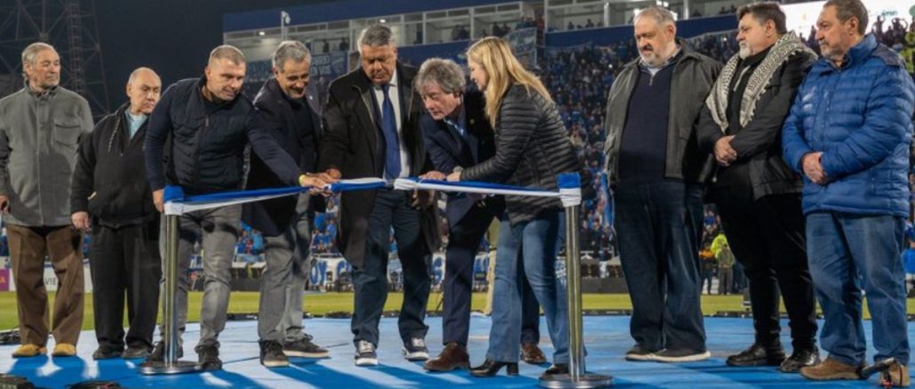 El corte de cinta para dejar oficialmente reinaugurado el Feliciano Gambarte. Godoy Cruz volverá a jugar de local en su estadio.