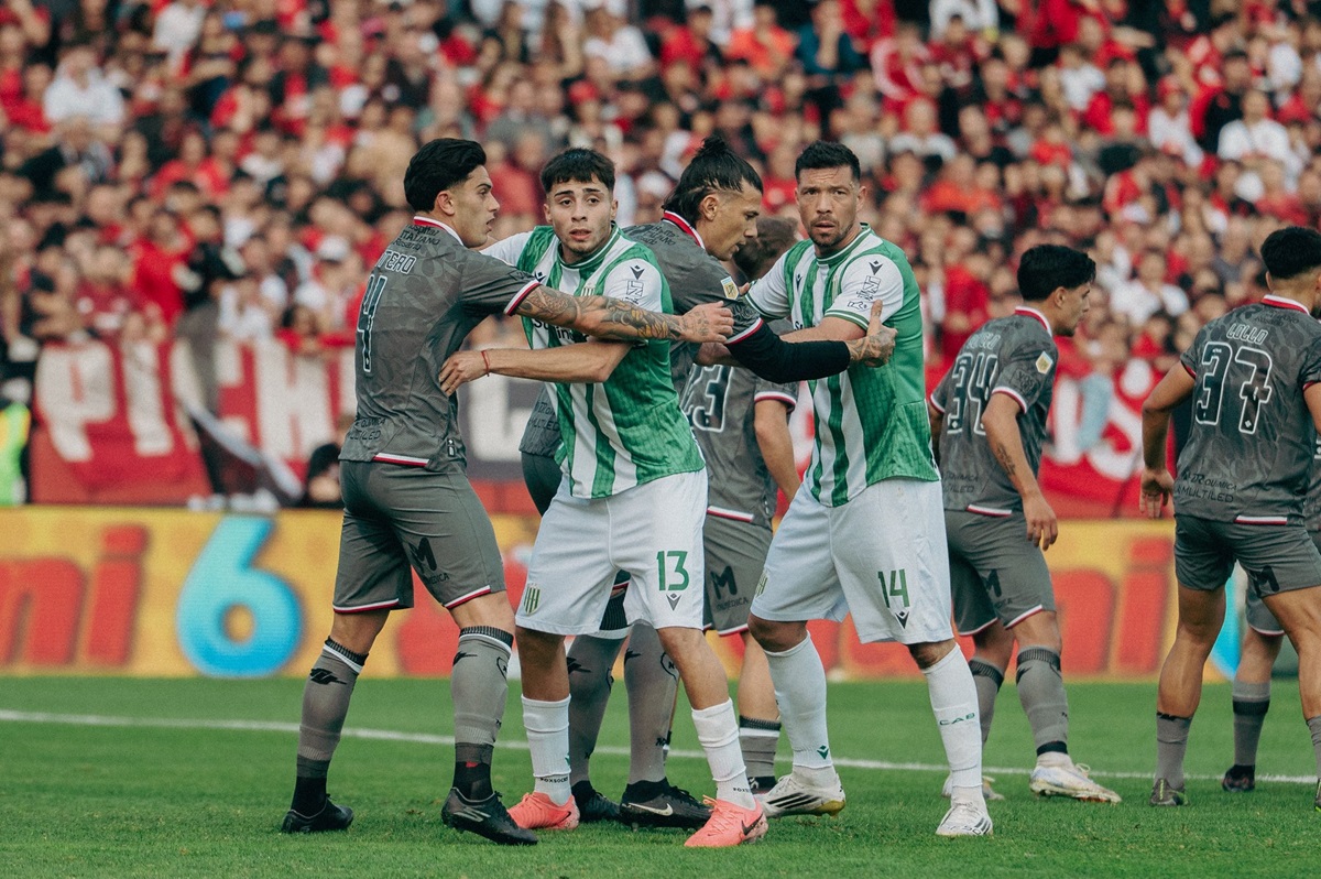 Banfield le ganó 2 a 1 a Newell´s con doblete de Auzmendi