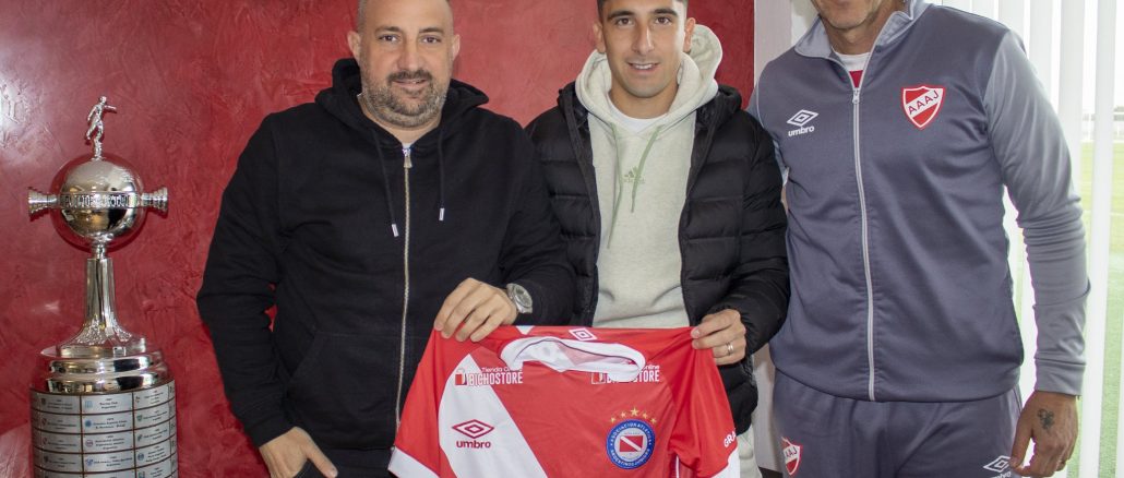 Claudio Bravo volvió al país y fue presentado en Argentinos