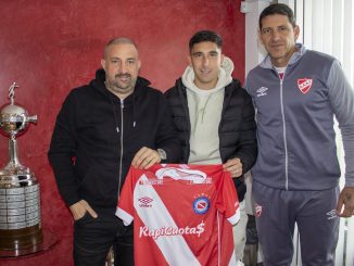 Claudio Bravo volvió al país y fue presentado en Argentinos