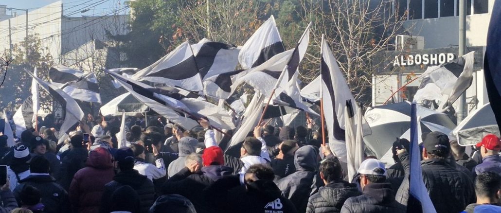 La hinchada de All Boys en caravana hacia el partido contra Atlanta All Boys repudió a sus hinchas por los actos xenófobos contra Atlanta