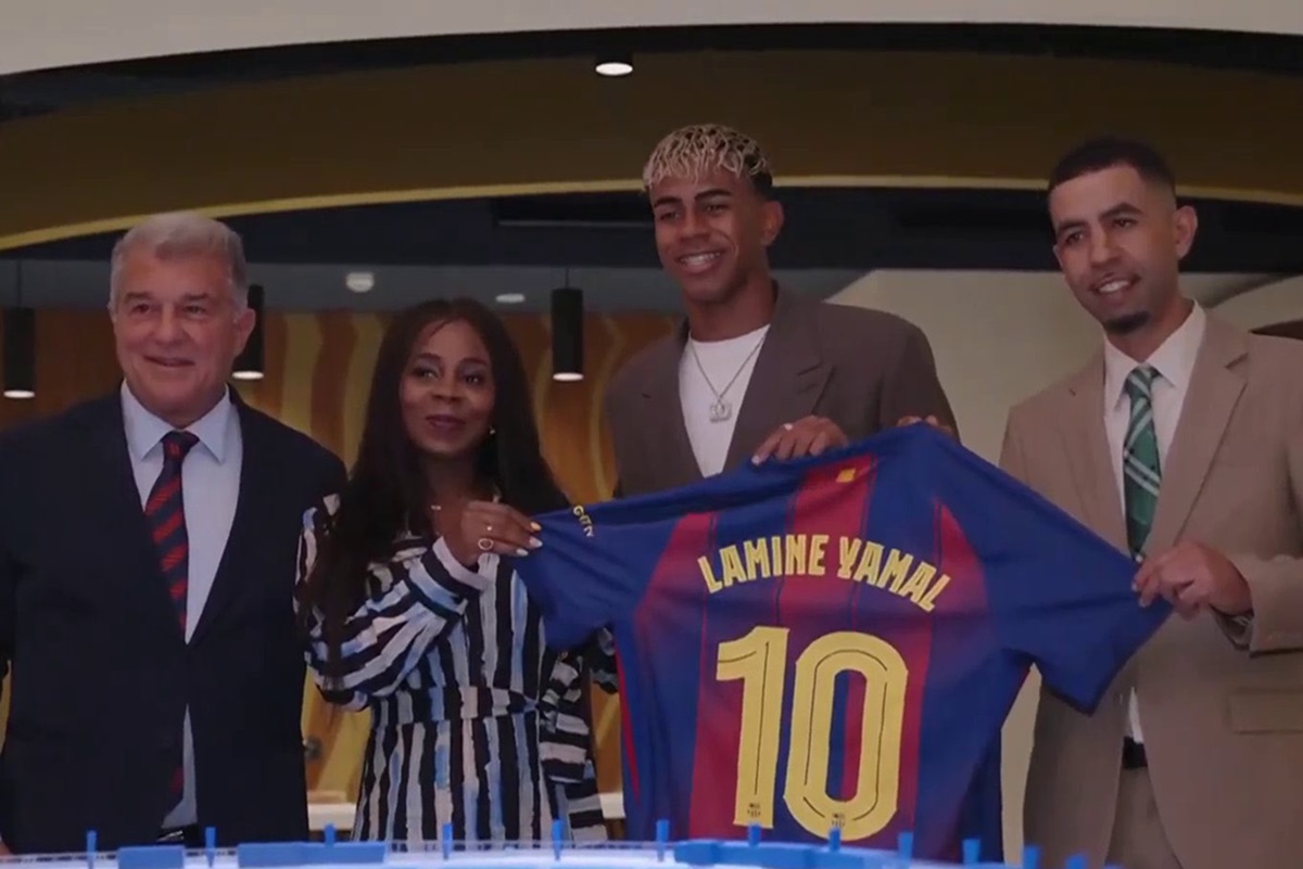 Lamine Yamal firmó con Barcelona hasta 2031 y recibió la dorsal número 10