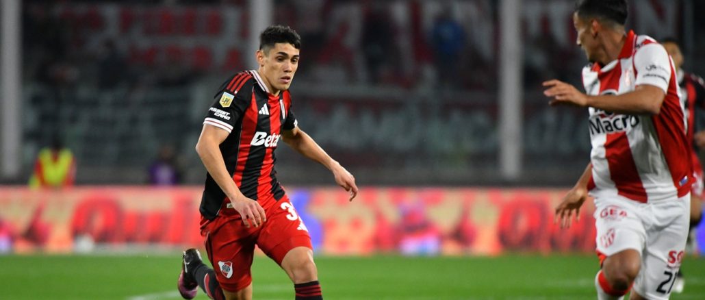 Santiago Lencina Santiago Lencina convirtió su primer gol en Primera con la camiseta de River ante Instituto.
