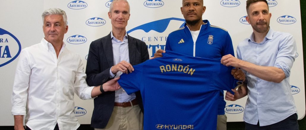 Salomón Rondón ya firmó y posó con la camiseta de Real Oviedo en su regreso a La Liga