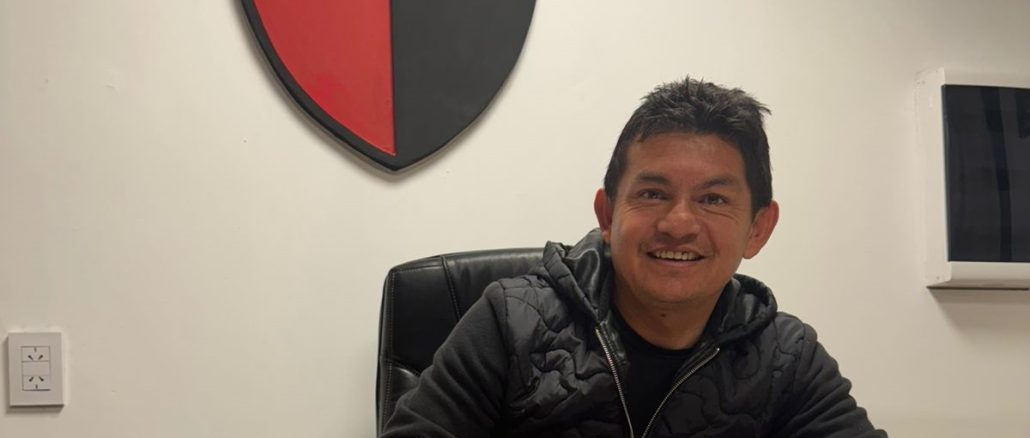 El Pulga Rodríguez firmó este lunes su contrato con Colón de Santa Fe