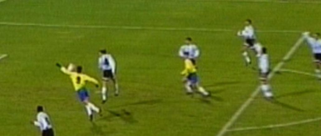 Tulio la baja con la mano y Brasil le gana a Argentina Se cumplen 30 años de la mano de Tulio en Brasil - Argentina