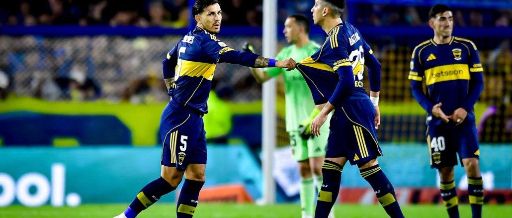 Leandro Paredes frotó la lámpara y Boca le empató a Unión en La Bombonera Leandro Paredes asistió en el empate entre Boca y Unión, realizando su debut desde el banco y con el equipo en desventaja. En un partido donde Boca estaba en deuda, Paredes aportó empuje y fútbol con su jerarquía, maquillando un empate discreto. Unión de Santa Fe se mostró como un hueso duro de roer, aplacando el intento de Boca por dominar el partido. Buen partido de Unión ante la irregularidad de Boca La visita se fue animando y aprovechando espacios, generando situaciones claras para marcar la apertura, destacándose el remate de Frascendini tras tiro de esquina. Boca Juniors mejoró en los últimos minutos y tuvo dos chances importantes, un tiro libre de Alarcón salvado por Tagliamonte y el balón cruzado que ni Merentiel ni Velasco llegaron a conectar. Unión golpeó primero en La Bombonera Ya en el complemento la cosa no cambió demasiado, y Unión de Santa Fe logró la apertura con un gran gol de Cristian Tarragona, conectando con lanzamiento en el punto penal el centro de Fragapane. Todo mientras Leandro Paredes se preparaba para hacer su debut tras 13 años, merecida ventaja del laborioso Unión. Leandro Paredes asistió en el empate entre Boca y Unión Pero Paredes logró imprimir su sello en el partido, y ayudar a que Boca cambie el rumbo de las acciones. El mediocampista de la Selección Argentina levantó el centro desde la esquina derecha a la cabeza de Luciano Di Lollo, quien con gran cabezazo de pique al piso rubricó el 1-1. No fue el mejor partido de Boca, ni mucho menos, pero la presencia de Paredes en el gol del empate le da algo de respiro a un equipo que debe mejorar.