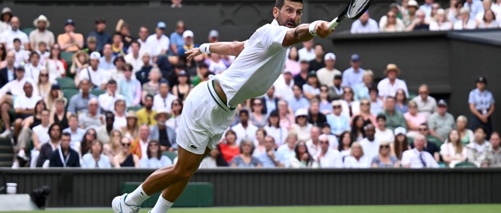 Vuela Novak Djokovic en la jugada del día en Wimbledon Novak Djokovic ganó el duelo de serbios y está en cuarta ronda de Wimbledon