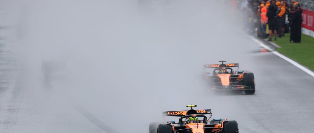 Lando Norris y Oscar Piastri levantando Spray en Spa Francorchamps La imagen es elocuente del porqué las lluvias demoran la largada de la Fórmula 1 en Bélgica