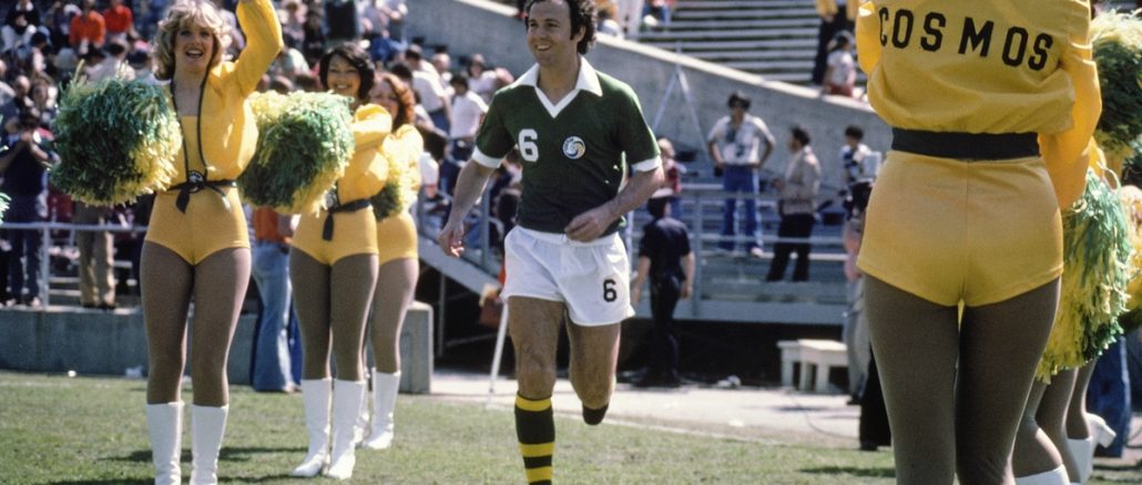 Franz Beckenbauer saliendo a la cancha con New York Cosmos en 1978 New York Cosmos vuelve al fútbol en los Estados Unidos