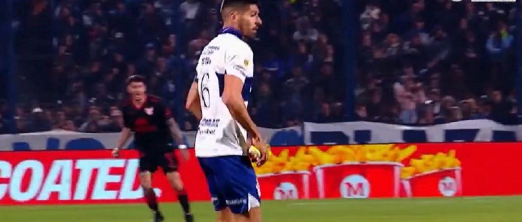 Gastón Suso le robó un botín a Alex Luna en Gimnasia - Instituto: ni amarilla le sacaron