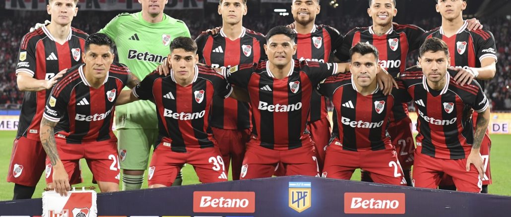 River posó en Córdoba con camiseta nueva River buscará repetir el once titular este domingo ante San Lorenzo