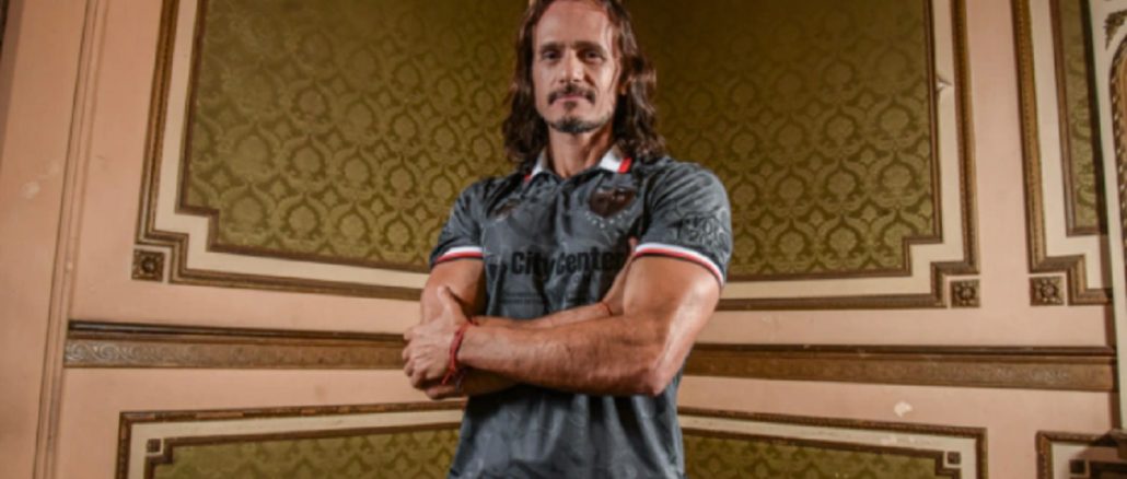 newells-nueva-camiseta Newell´s lanzó una nueva camiseta, idéntica a una del Real Madrid