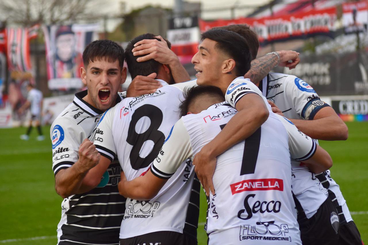 Estudiantes goleó a Chacarita en San Martín
