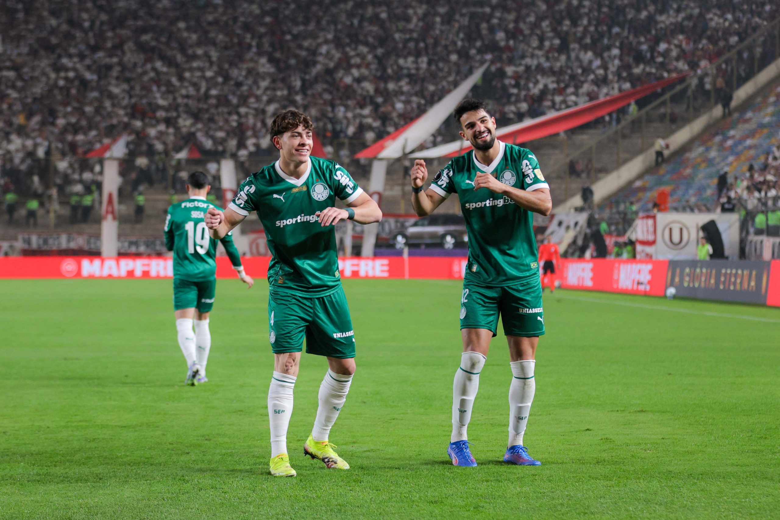 Palmeiras goleó y lució ante Universitario en Perú para casi sellar el pase a cuartos