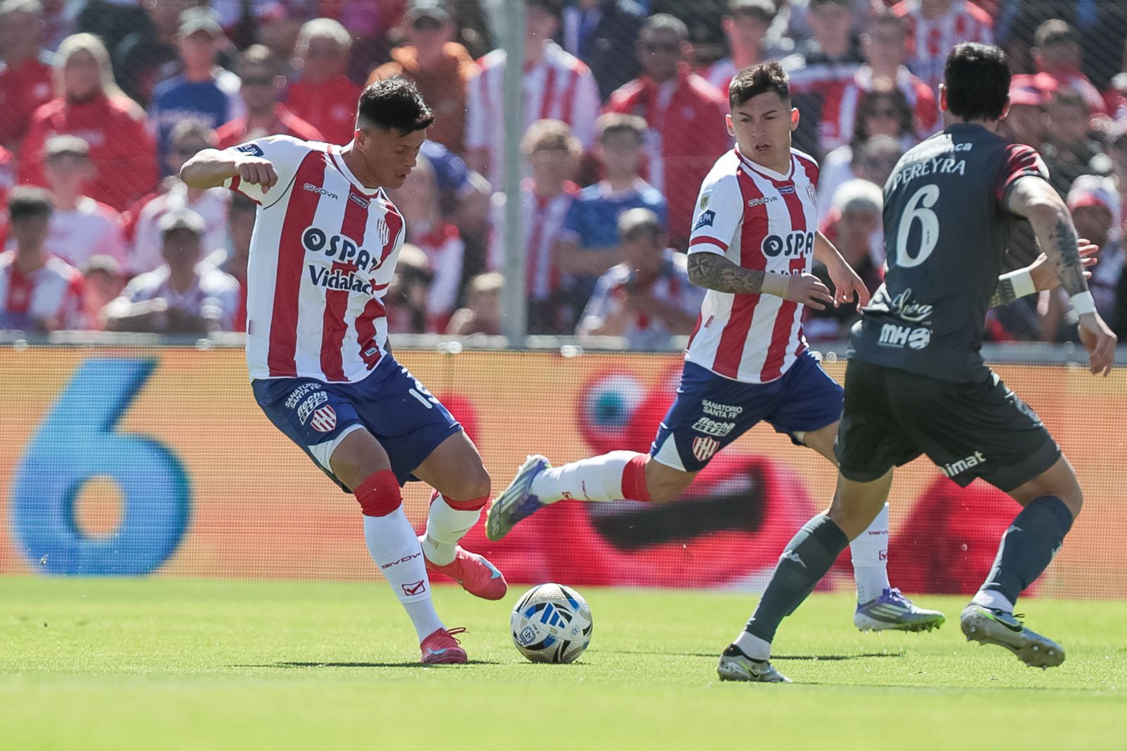 Escandaloso gol convalidado por el VAR a Unión y sufrido por Huracán en Santa Fe