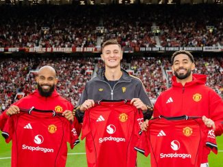 Manchester United presentó su multimillonaria nueva delantera en Old Trafford