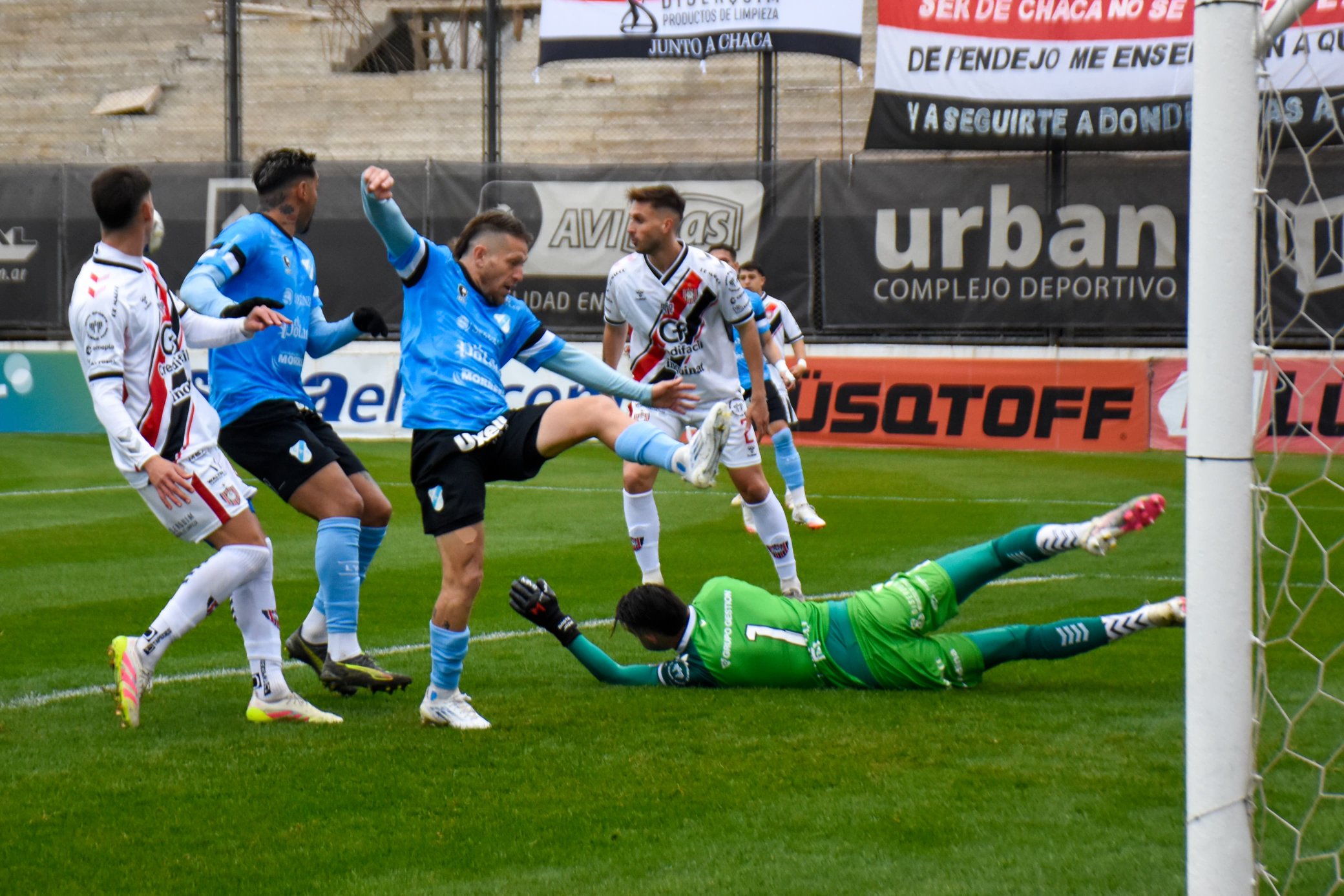 Chacarita y Temperley aburrieron y se alejan de lo más alto