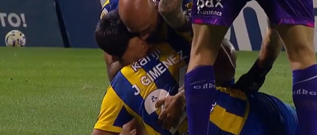 El defensor quiso cubrir un avance de Riestra y quedó con la rodilla enganchada. Durísima lesión de Juan Giménez, juvenil de Rosario Central ante Riestra