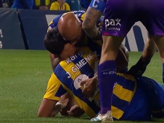 El defensor quiso cubrir un avance de Riestra y quedó con la rodilla enganchada. Durísima lesión de Juan Giménez, juvenil de Rosario Central ante Riestra