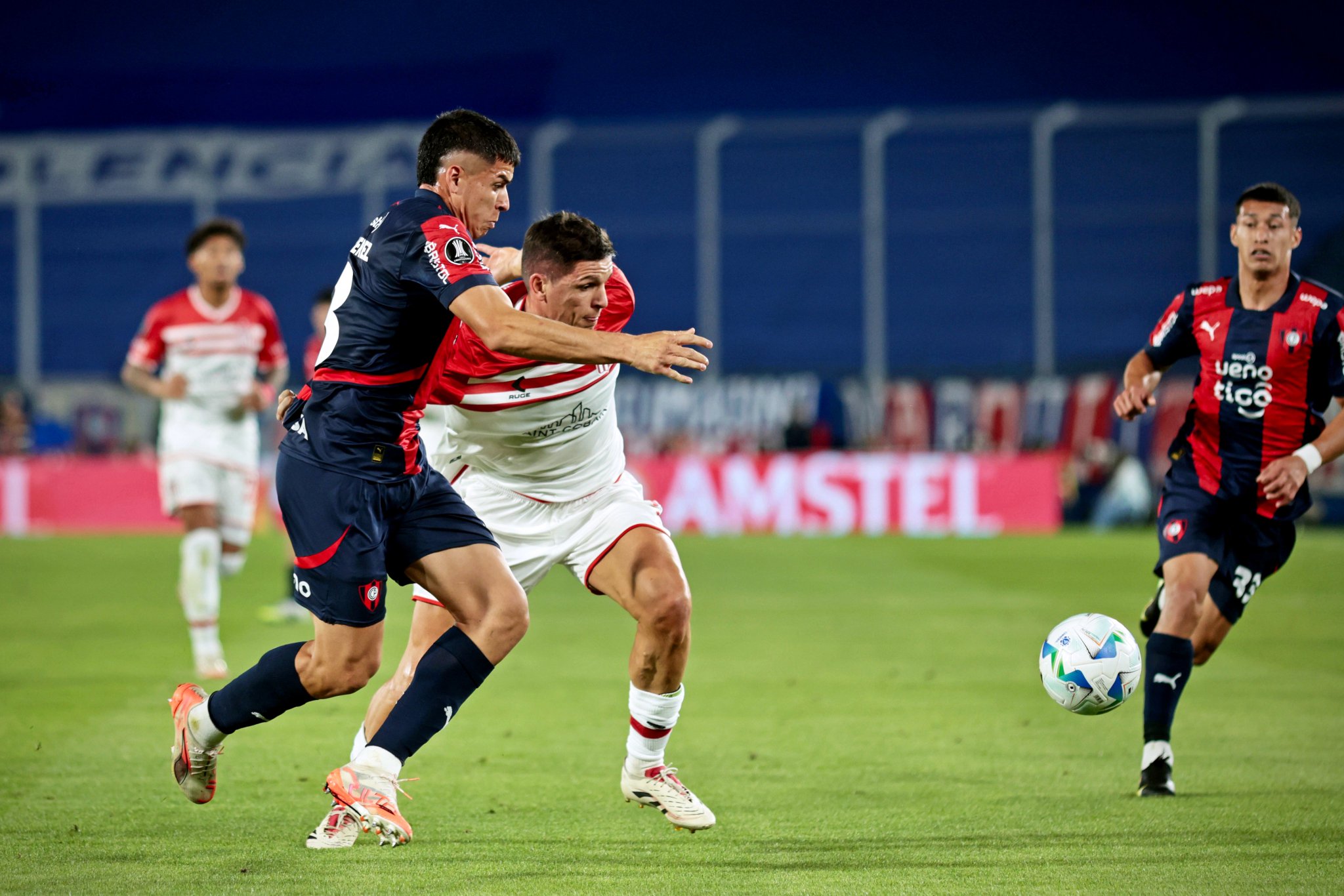 Estudiantes encontró un penal en el final y pegó primero ante Cerro Porteño