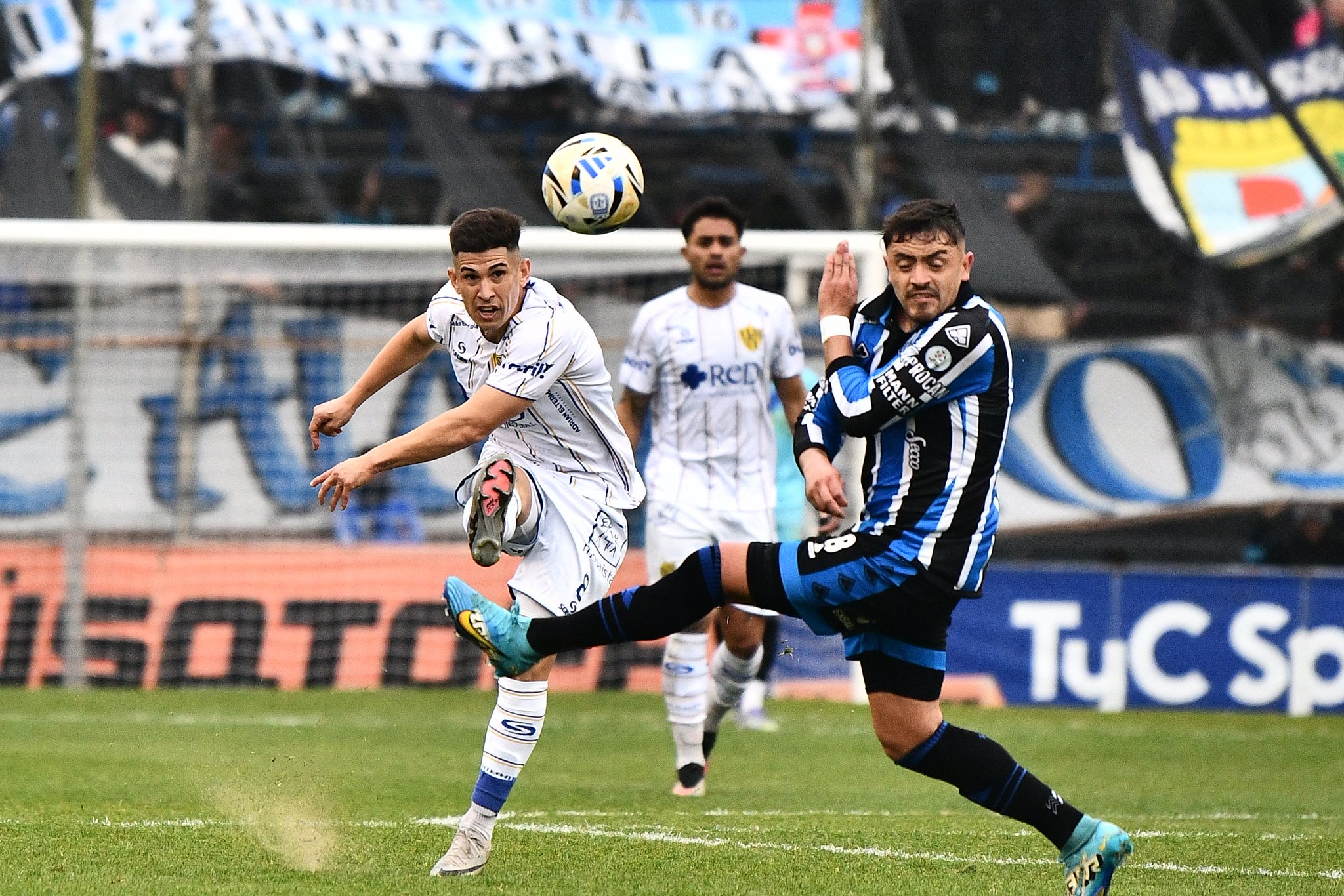 Con un final tan caliente como polémico, Almagro y Atlanta firmaron un 0 a 0 que no le sirve a ninguno