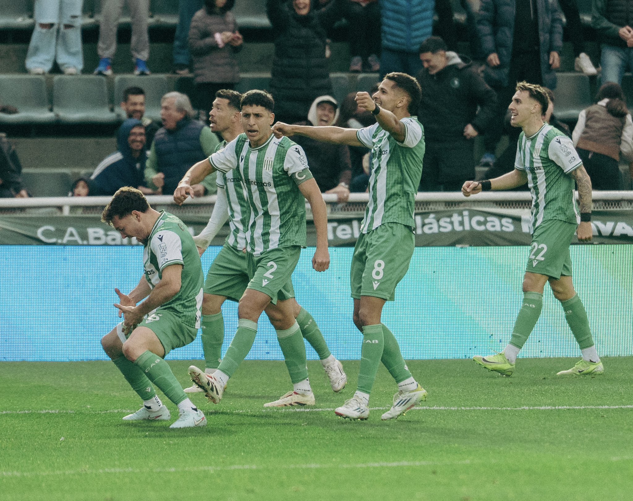 Banfield mostró carácter, remontó un 0-2 ante Estudiantes y sumó tres puntos muy importantes