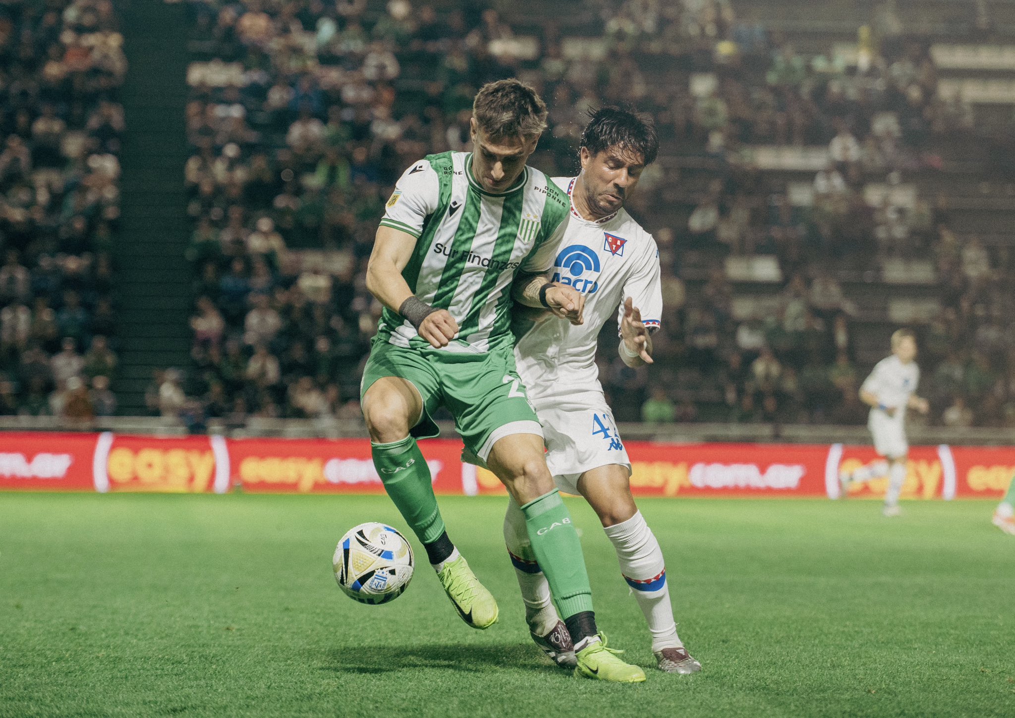 Banfield venció a Tigre y sigue sumando para alejarse de la zona roja