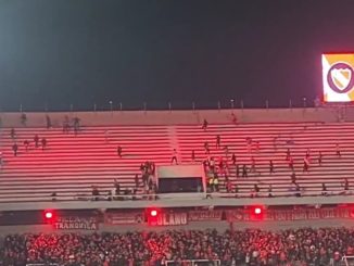 Suspendido Independiente vs U de Chile tras violenta noche