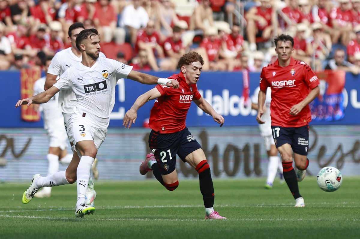 Osasuna aprovechó todo y le ganó a Valencia en Pamplona