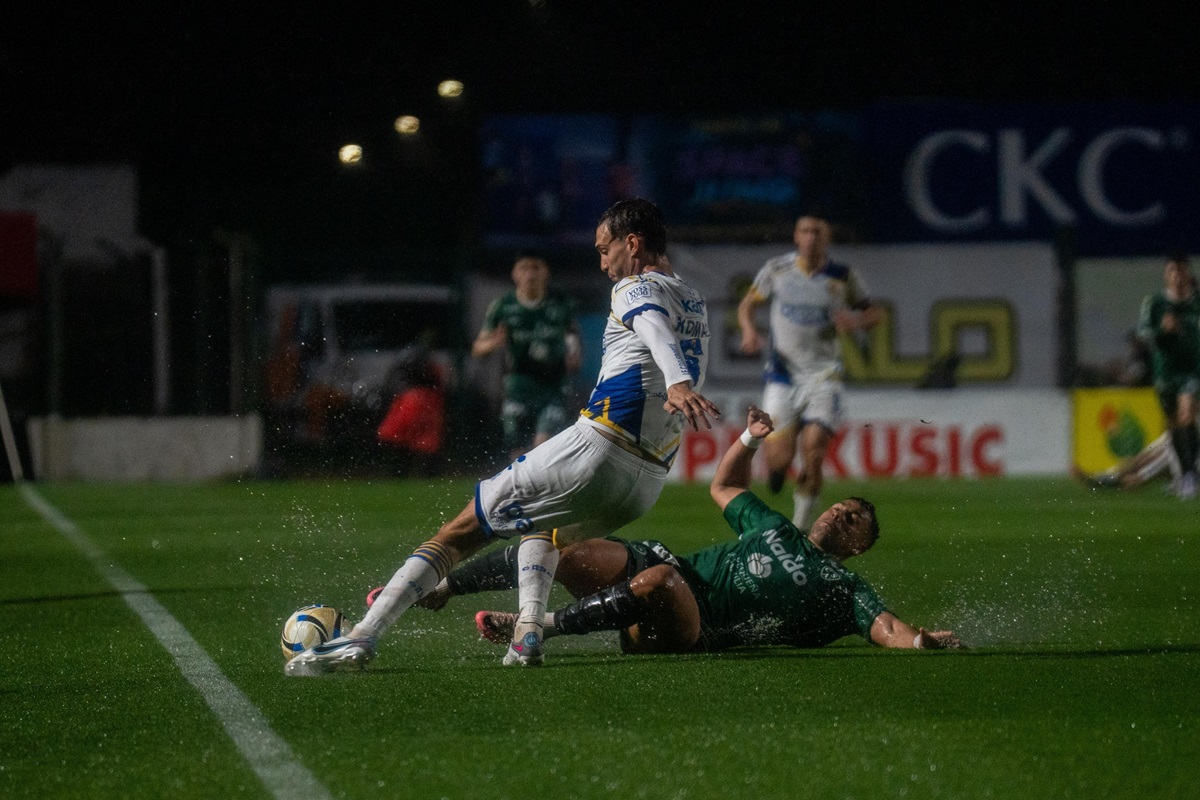 Andrés Merlos decidió no seguir: Sarmiento y Rosario Central se suspendió en el entretiempo por el diluvio