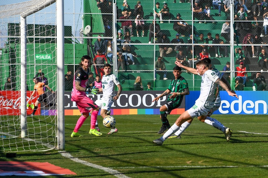 Sarmiento derrotó a San Martín de San Juan en duelo clave por la permanencia