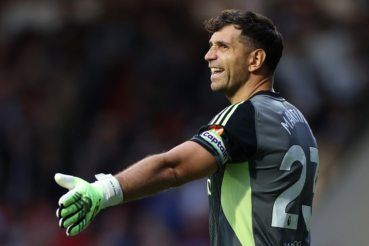 ¿Por qué no juega el Dibu Martínez en el debut del Aston Villa ante Newcastle en la Premier?