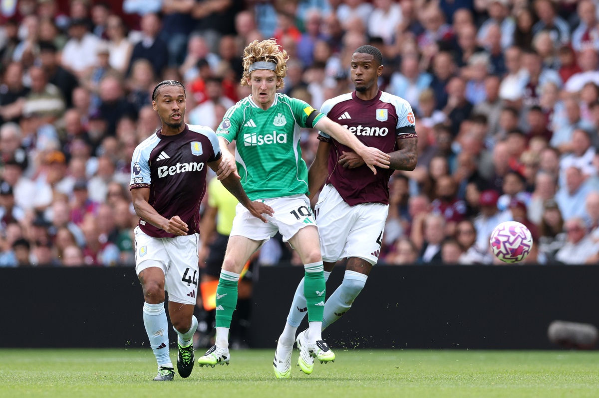 Aston Villa y Newcastle iniciaron su camino en la Premier League con un empate sin goles