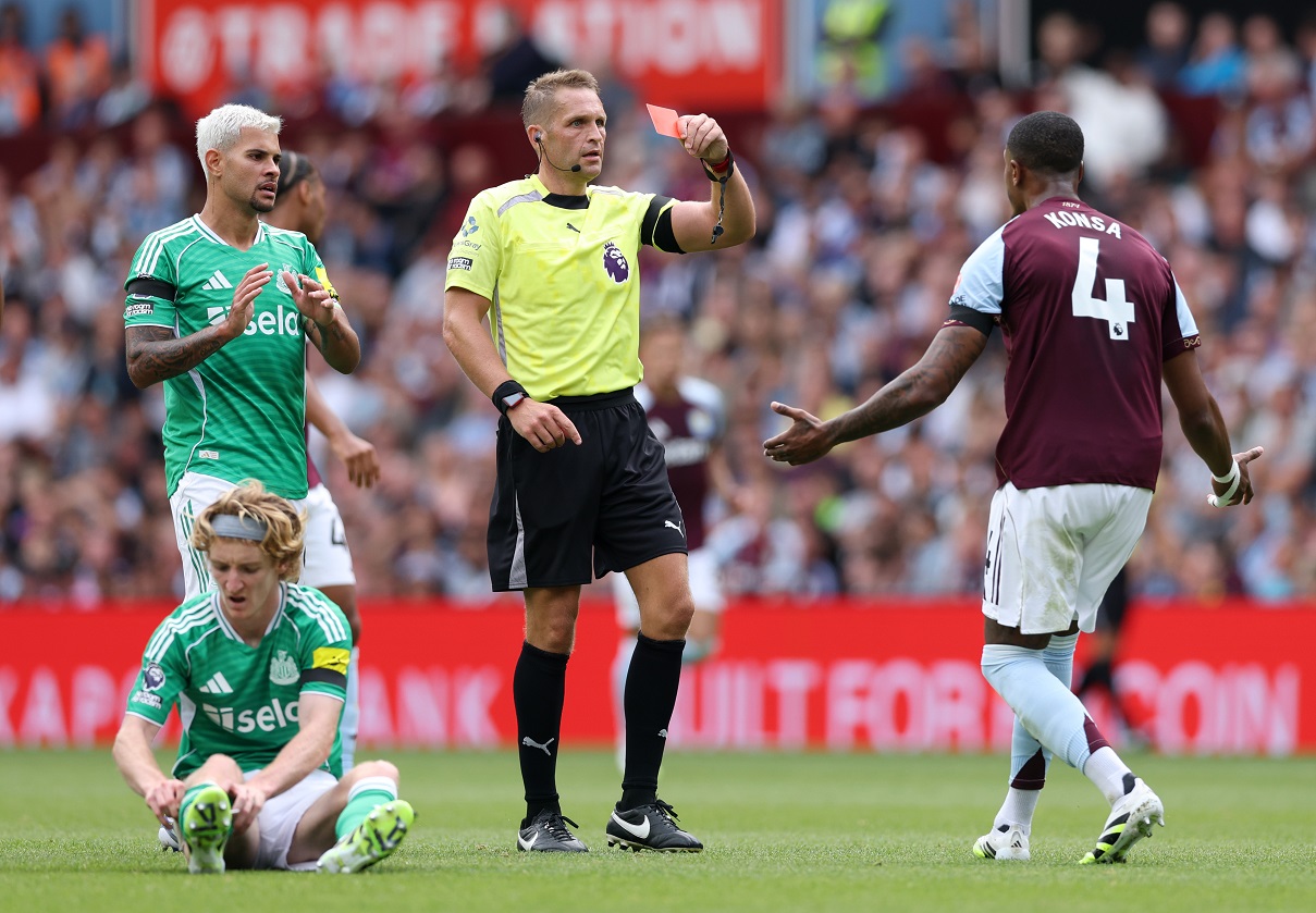 Ezri Konsa vio la roja en el Aston Villa y es el primer expulsado de la Premier League
