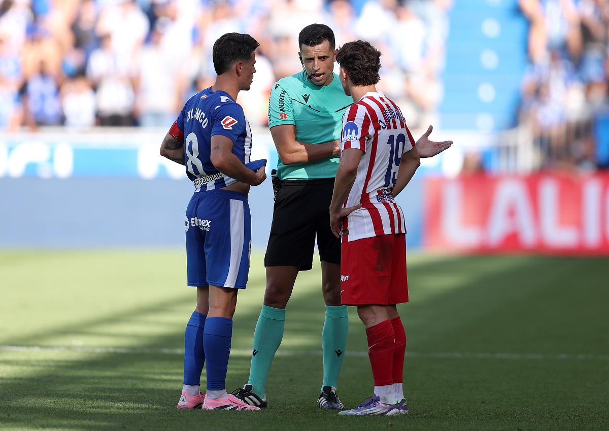 Alavés y Atlético detuvieron el juego por once minutos por un fanático descompensado