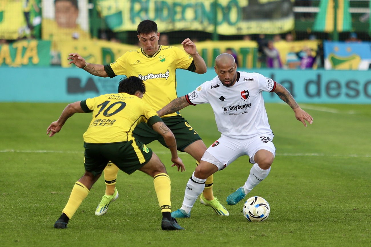 Newell´s empató con Defensa guardando jugadores para el clásico