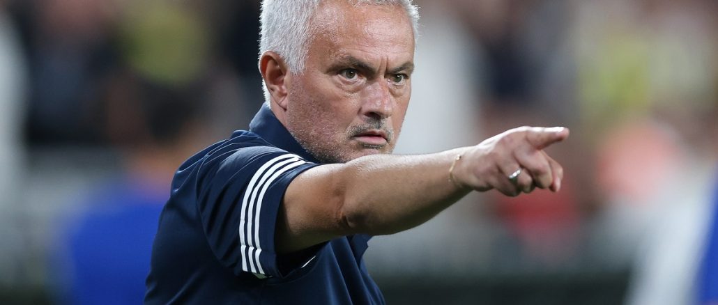 José Mourinho José Mourinho fue despedido por el Fenerbahce