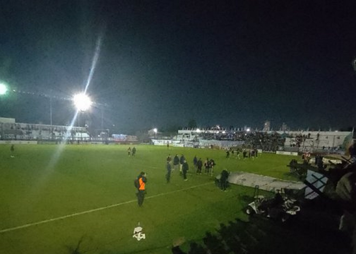 Se cortó la luz en Sarandí y el inicio del partido clave entre Arsenal y Ferro se demoró