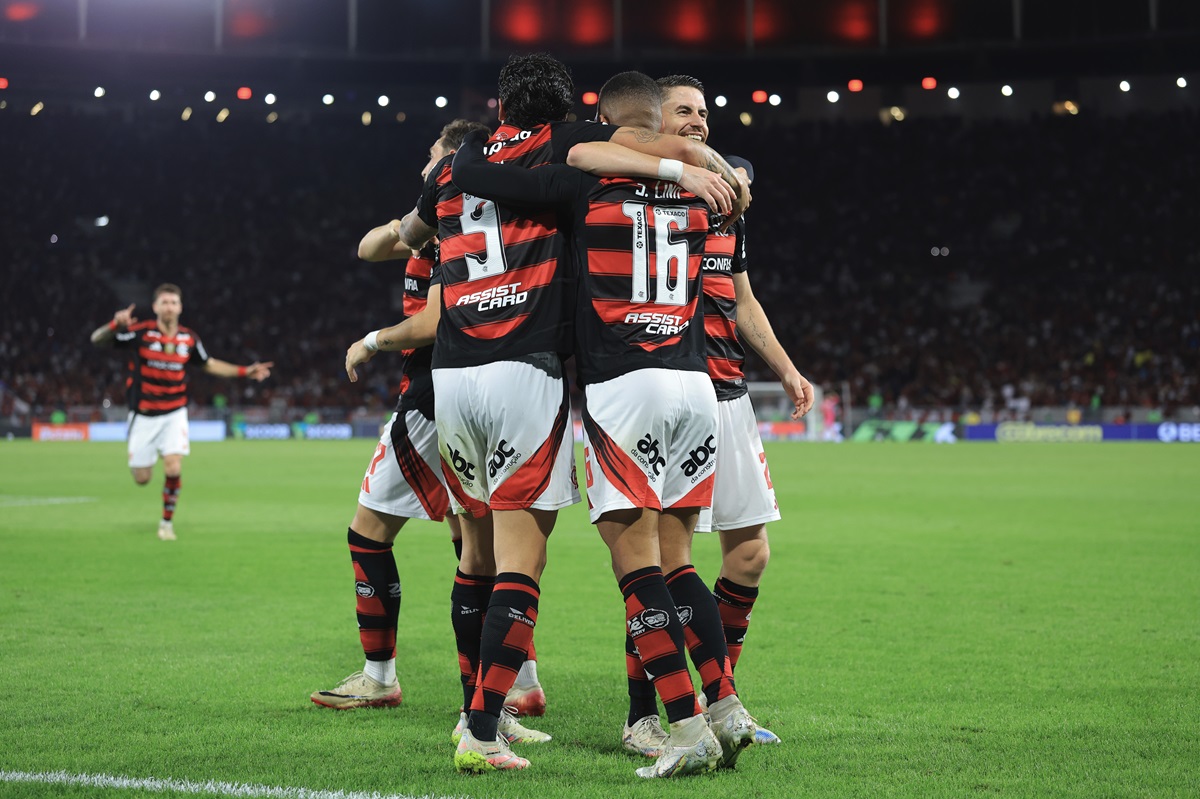 Flamengo vapuleó 8 a 0 a Vitoria y lidera el Brasileirao