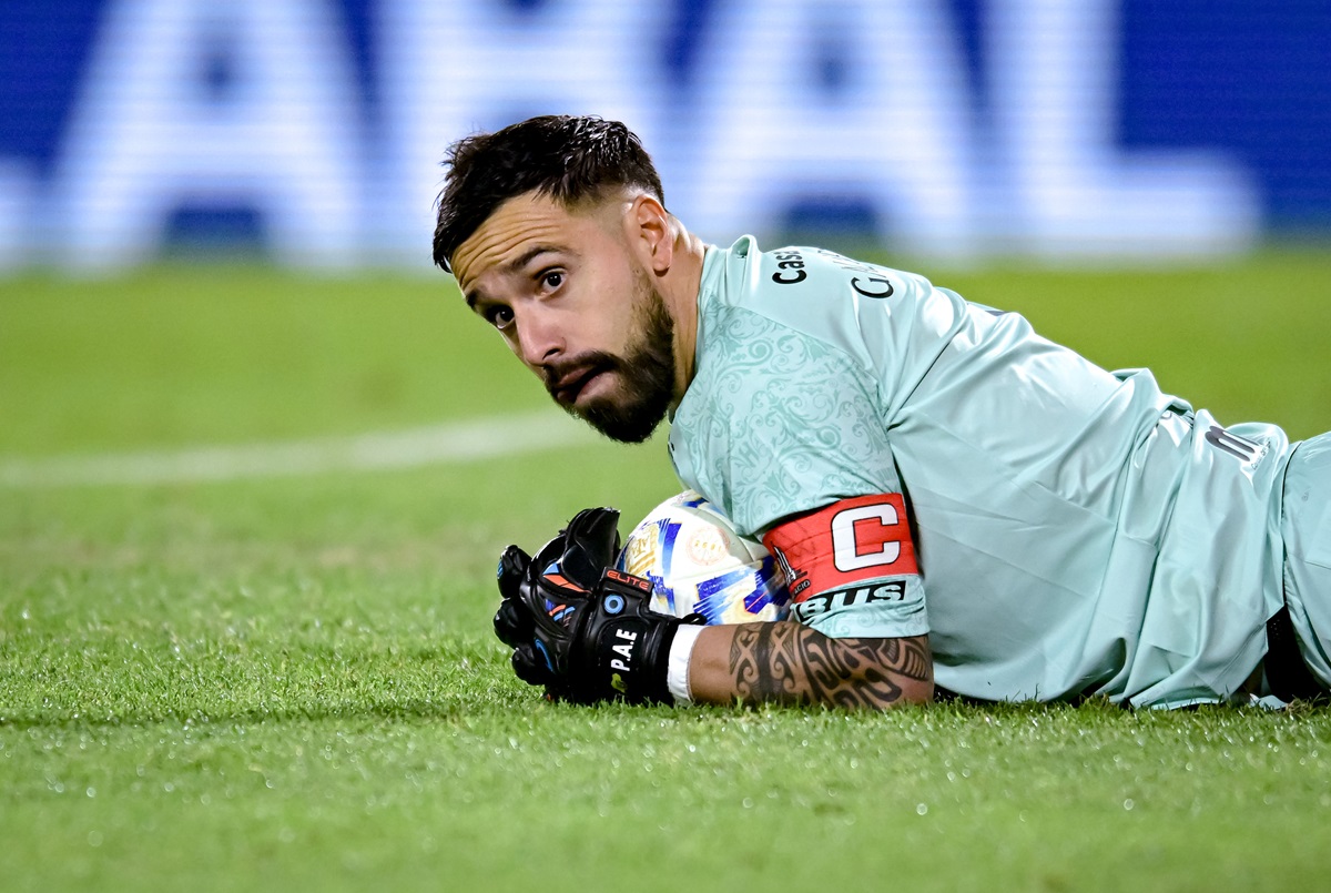 Hernán Galíndez es figura en el primer tiempo de Huracán con Once Caldas en Copa Sudamricana